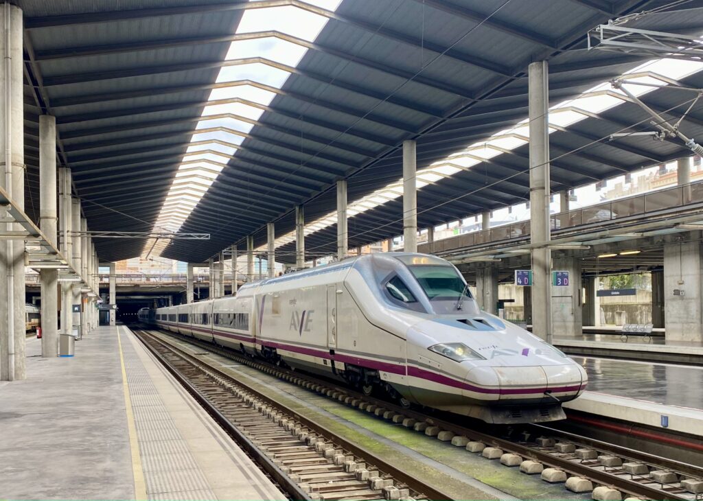 AVE3982 Valencia Joaquim Sorolla - Sevilla Santa Justa en gare de Cordoba Julio Anguita