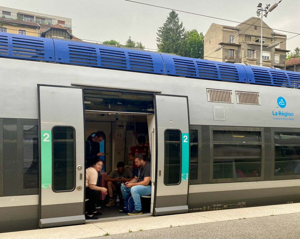 96570 Genève Cornavin - Lyon Part Dieu, bondé en gare de Bellegarde, le 29 juin 2024 (2 AGC) Photo : Renaud Cornu-Emieux