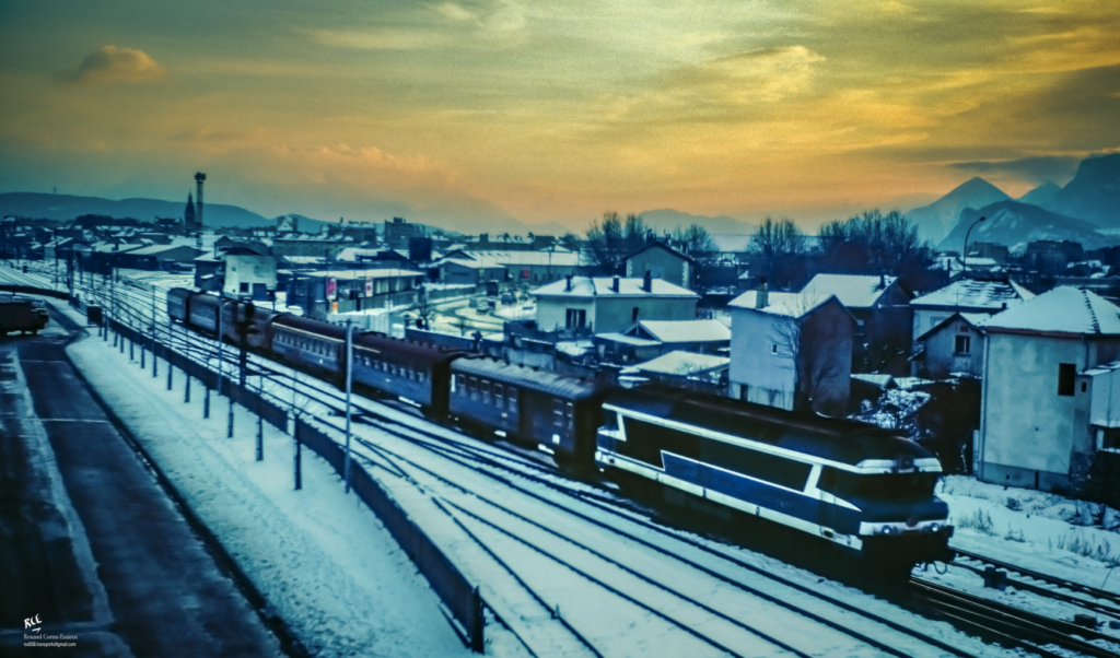Exp 5640 Genève - Marseille à Grenoble (38) CC72000 - Hiver 79-80 Photo : Renaud Cornu-Emieux