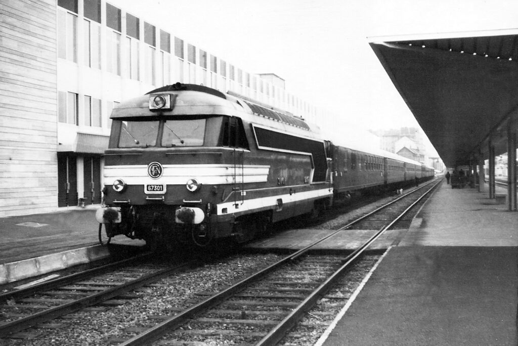 La BB 67301 arrive … Grenoble avec un train en provenance de Dortmund pour les JO. Le 03 février 1968 Photo W.LACHENAL