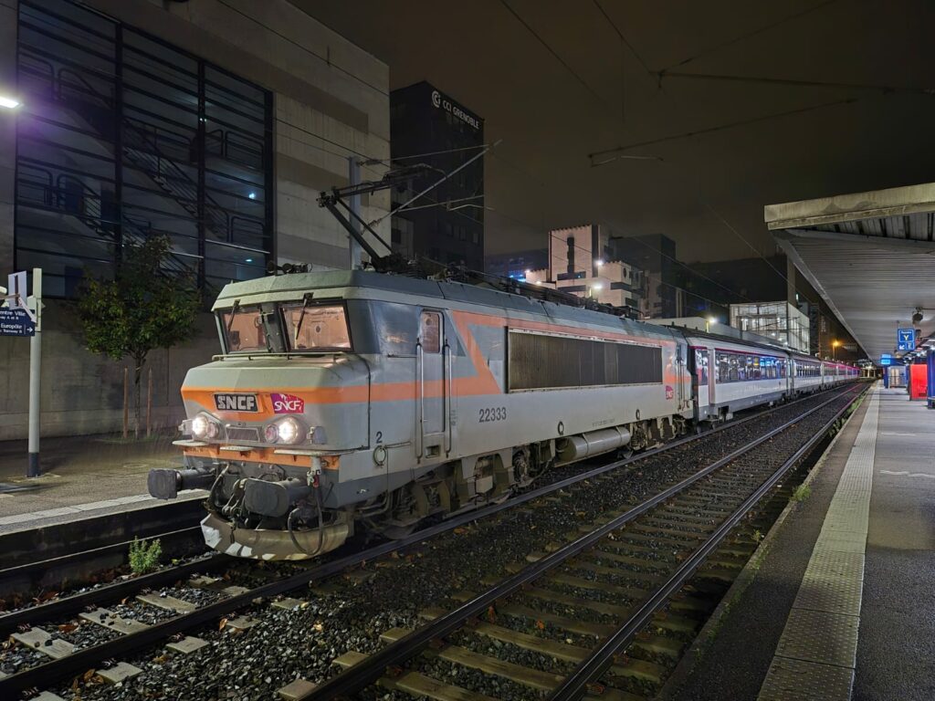 BB 22333 Paris - Briançon à Grenoble le 23 septembre 2025 Photo Samuel PELLISSIER