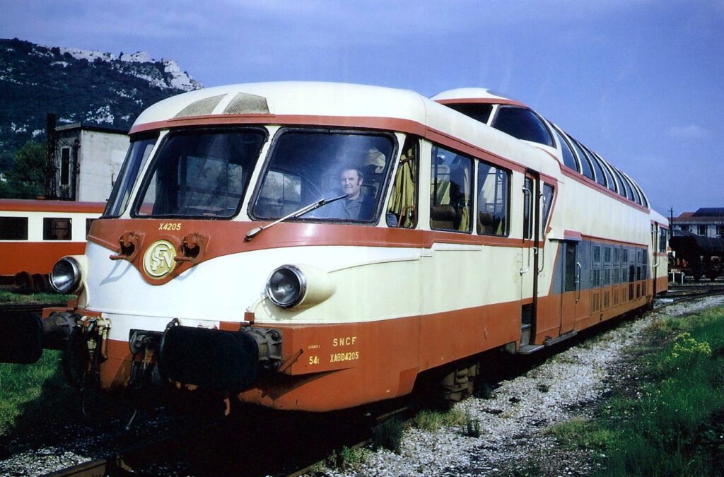 X 4205 au Centre autorails de Grenoble en Juin 1972 Photo William LACHENAL
