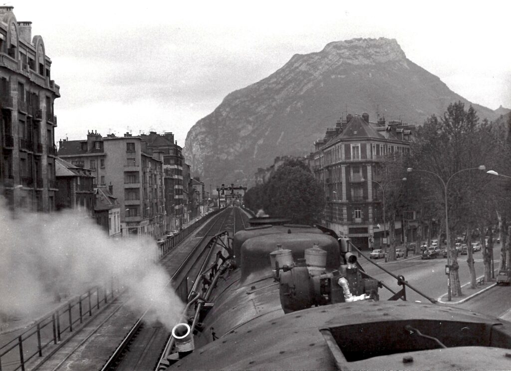 141 R 1187 sur l'estacade à Grenoble, le 13 mai 1972 Photo William LACHENAL