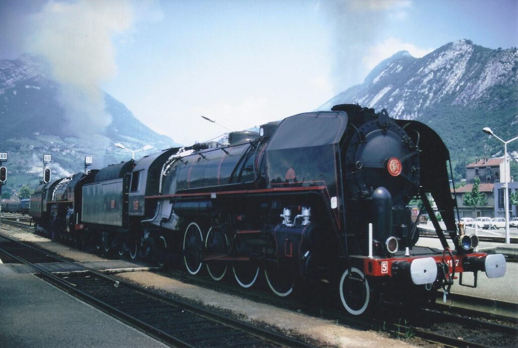 Les 141 R 1187 et 1244, le 14 octobre 1973 à Grenoble Photo William LACHENAL
