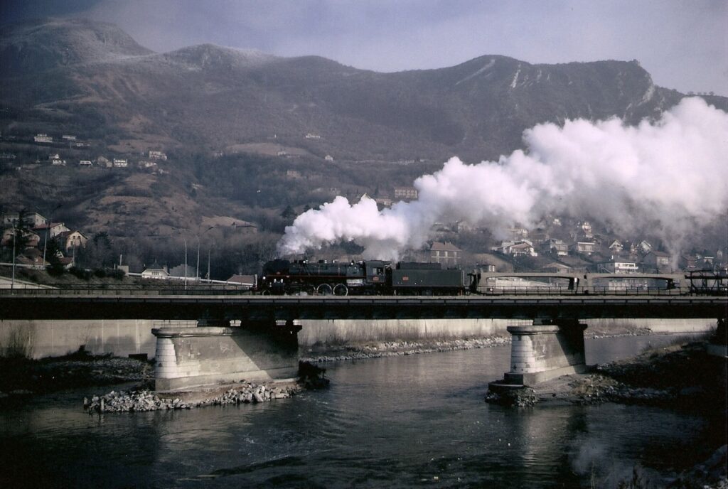 La 141 R 1187 sur le pont de Pique Pierre à Grenoble, le 10 janvier 1973 Photo William LACHENAL