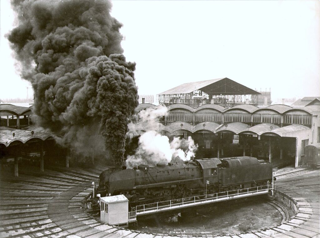 141 R 963 au dépôt de Grenoble en 1972 Photo William LACHENAL