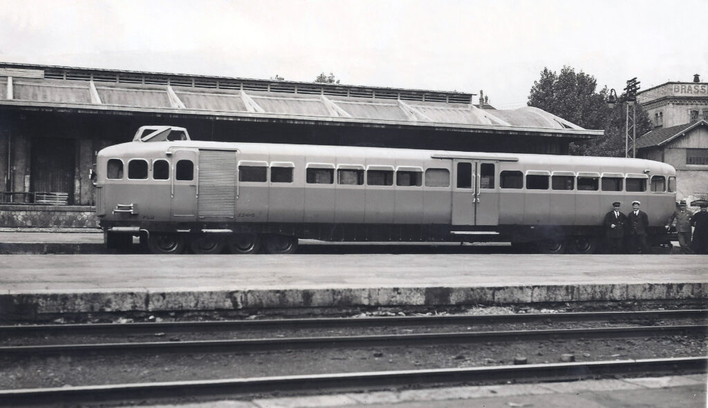 1ère Micheline de type 22 à son arrivée en gare Grenoble en 1936 Photo J. CHAMPALLE - Collection William LACHENAL
