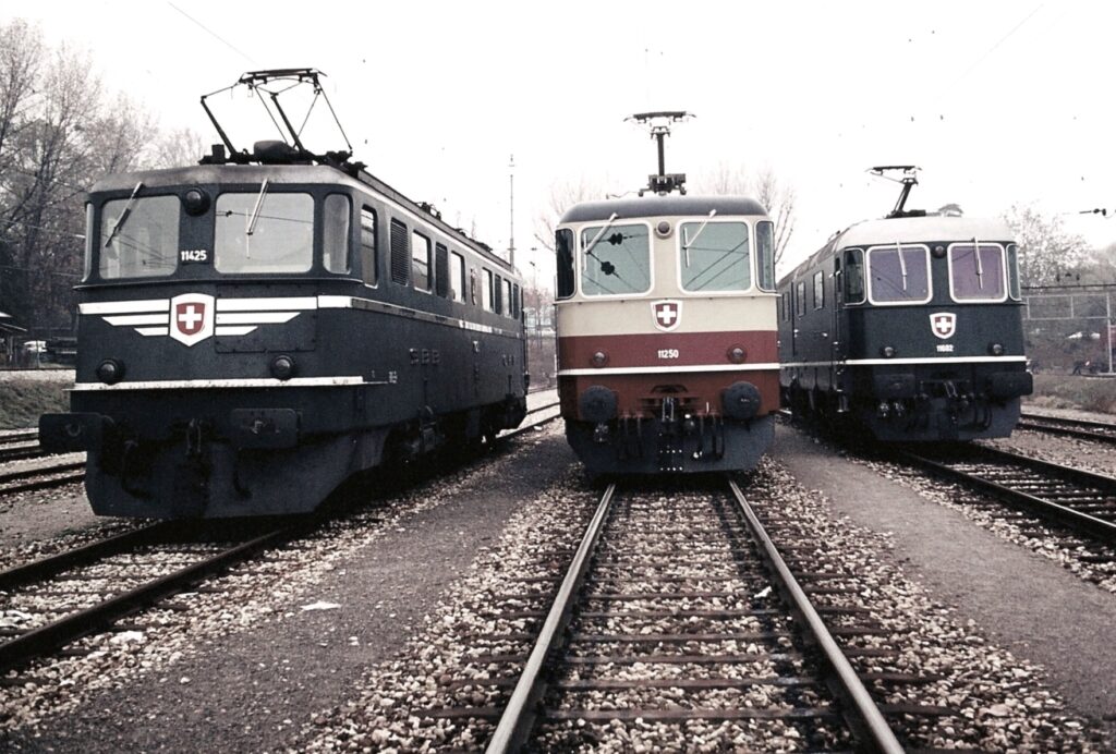 Ae 6_6 11425 + Re 4-4 II 11250 TEE + Re 6_6 10602 des CFF à Genève en octobre 1972 Photo William LACHENAL