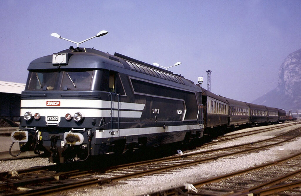 BB 67502 + rame vacances 2000 arrive à Grenoble en février 1973. A noter les deux voitures CIWL Photo William LACHENAL