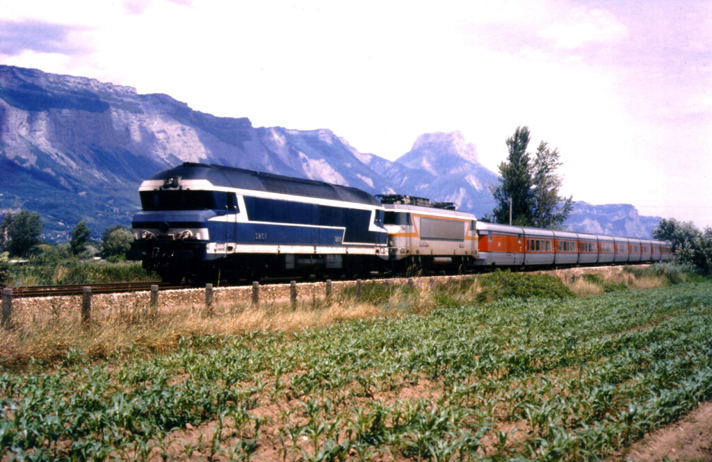 CC 72003 + BB 7200 + EC 70 Catalan-Talgo Genève - Barcelone à Gières en août 1988 Photo William LACHENAL