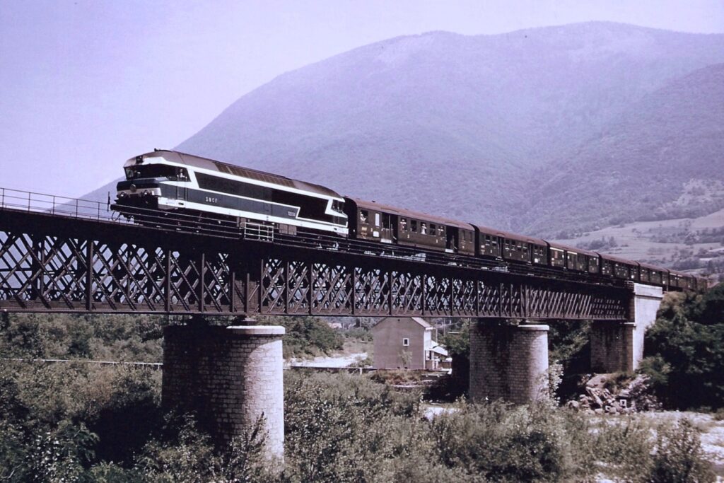 Le train n° 1837 Lyon - Marseille via Grenoble et Veynes tracté par la CC72004 franchit le Drac à St Georges de Commiers, près de Vif en juin 1972 Photo William LACHENAL