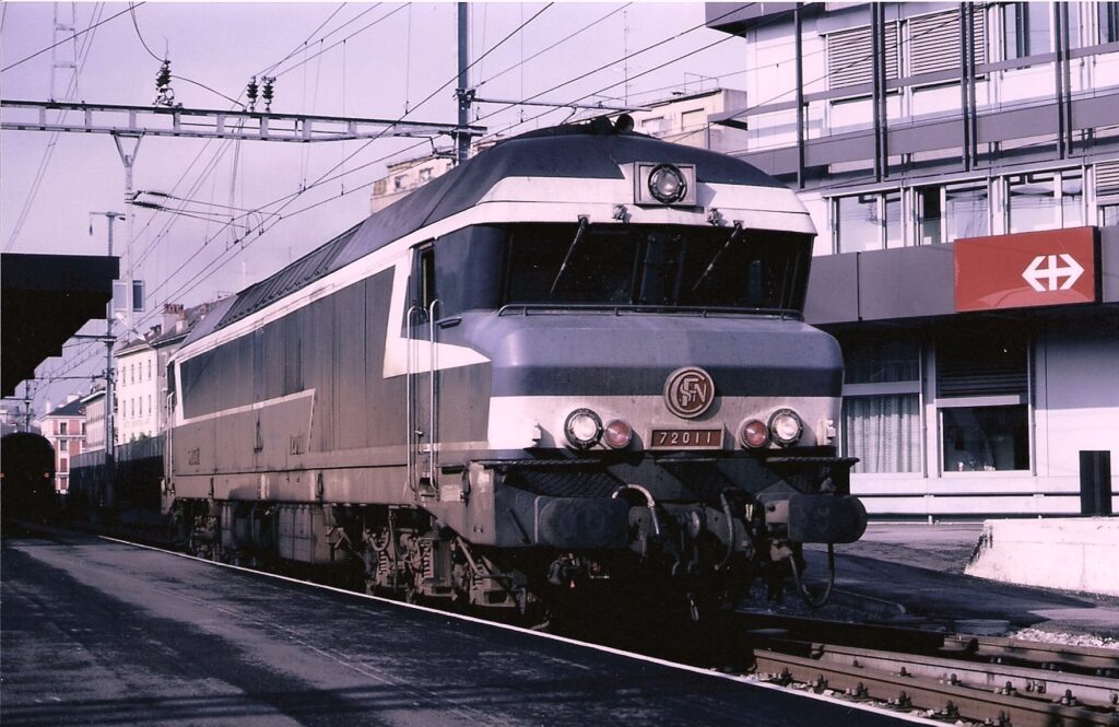 La CC 72011 à Genève vient de décrocher la rame du Grenoble - Genève, en juin 1986 Photo William LACHENAL