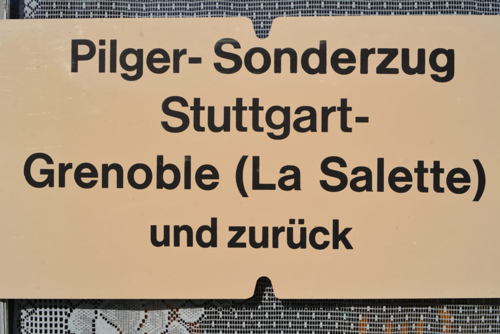 Plaque d'itinéraire d'un train de pèlerinage, le 17 novembre 1967 Photo William LACHENAL