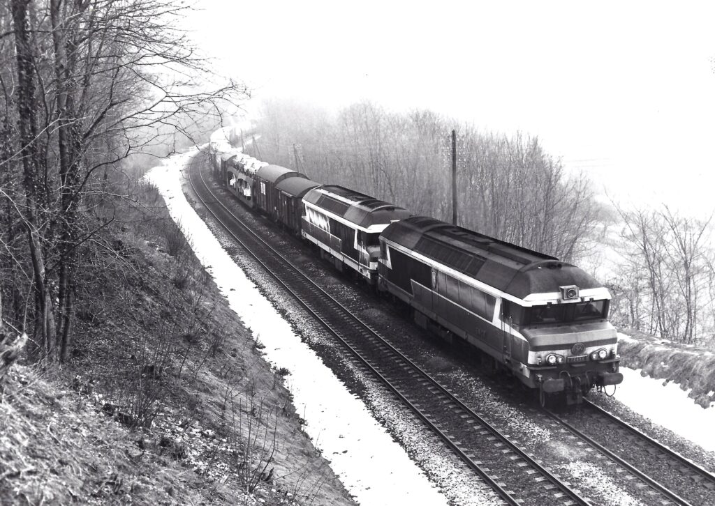Double traction avec les CC72056 et CC72007 Lyon-Guillotère - Genoble Buisseratte à Châbons en février 1978