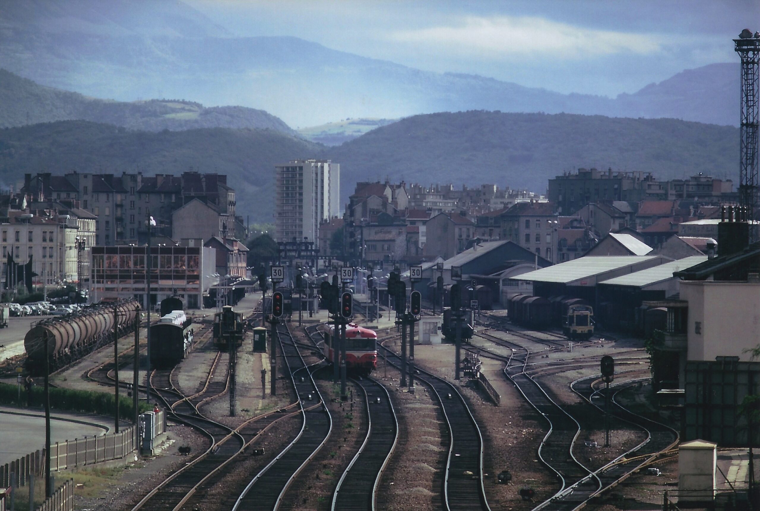 Vue générale de la gare de Grenoble en juillet 1975 Photo William LACHENAL