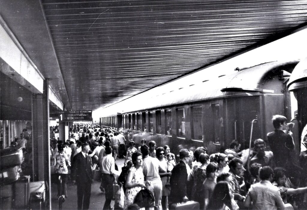 Rapide 5526/7 Genève - Hendaye à 10h24 à Grenoble en 1971 Photo William LACHENAL