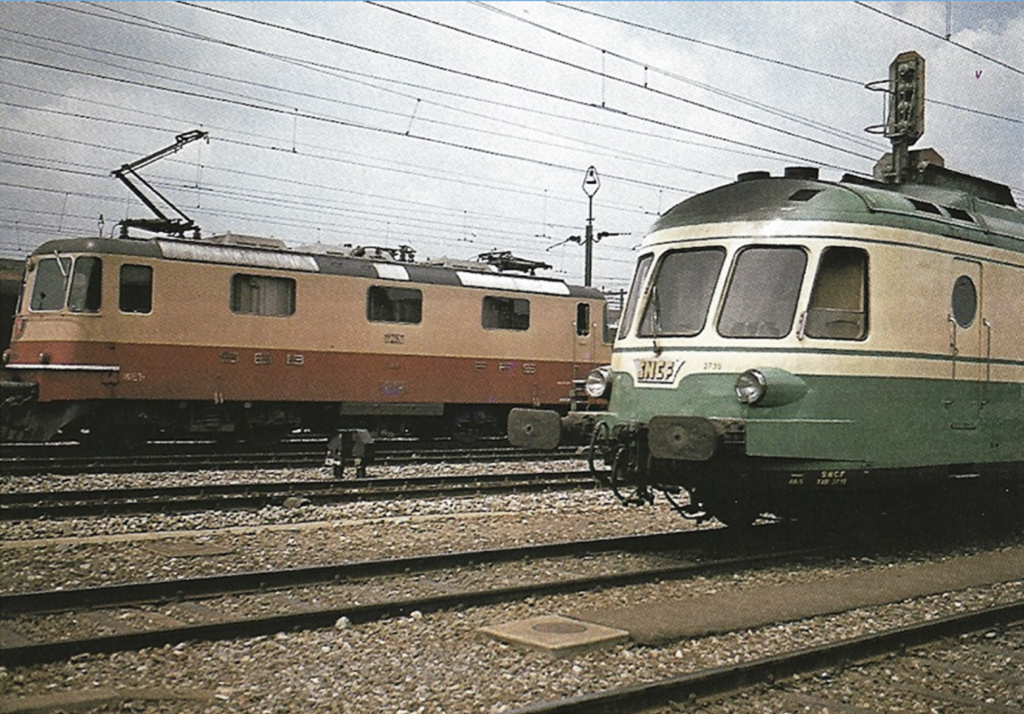 Re 4-4 II 11250 TEE des CFF et RGP1 X 2735 SNCF (la seule en cette livrée) à Genève en Juillet 1973 Photo William LACHENAL