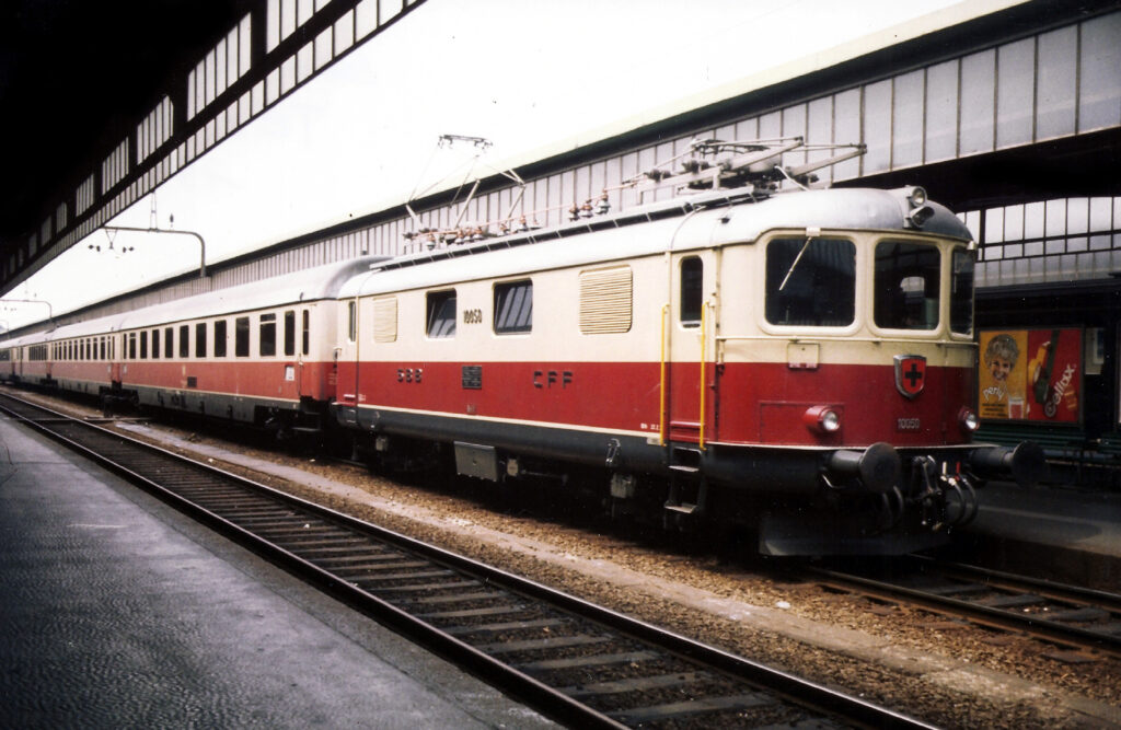 Re 4_4 I 10050 avec TEE Rheingold à Genève en oct 1972 Photo William LACHENAL