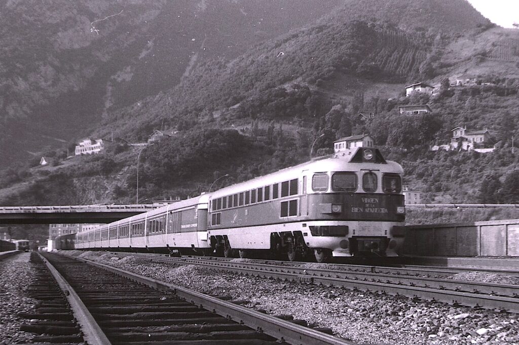 TEE Catalan Talgo Barcelona-Genève franchit le pont Pique-Pierre sur l'Isère à Grenoble, le 1er juin 1969 Photo William LACHENAL