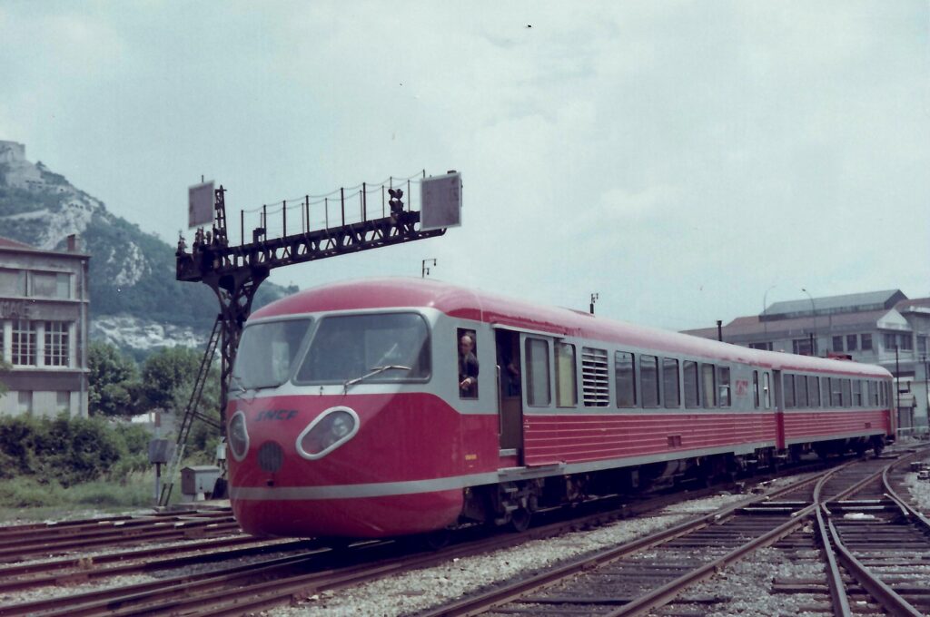 Le TGS X 2061 entre au Centre Autorails de Grenoble, le 14 juin 1969 Photo William LACHENAL