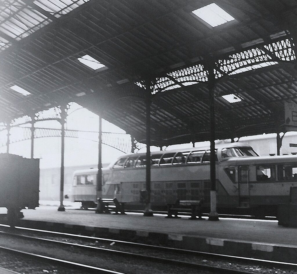 X 4200 sous la marquise de Grenoble en été 1965 Photo William LACHENAL