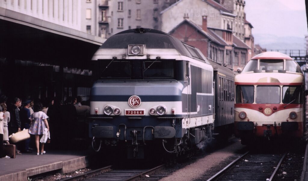 X 4206 et CC 72064 en gare de Grenoble en été 1972 Photo William LACHENAL