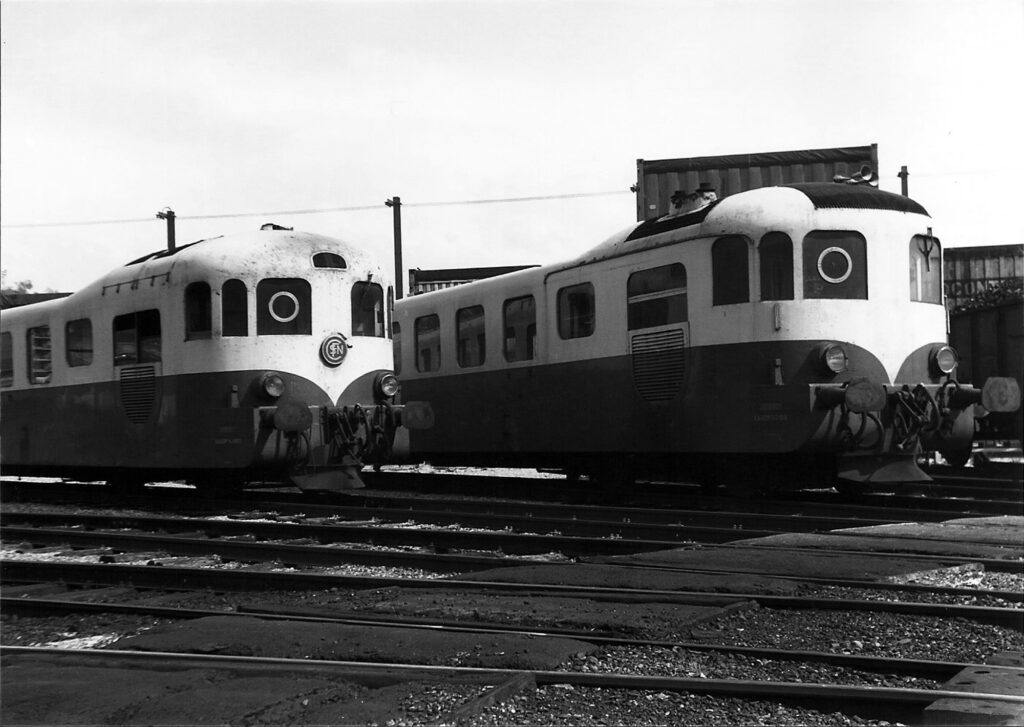 X 52000 et X 52100 au dépôt de Grenoble en 1971, autorails typiques des Alpes Photo William LACHENAL