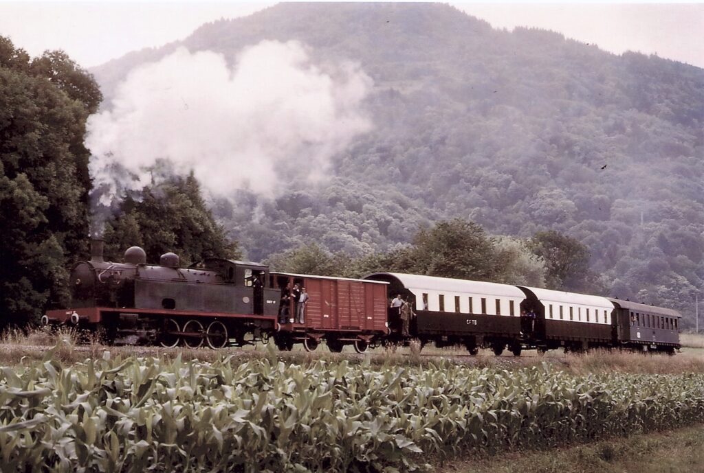 040 T 17 AMFG avec train CFTB entre Pontcharra et La Rochette en août 1979 Photo William LACHENAL