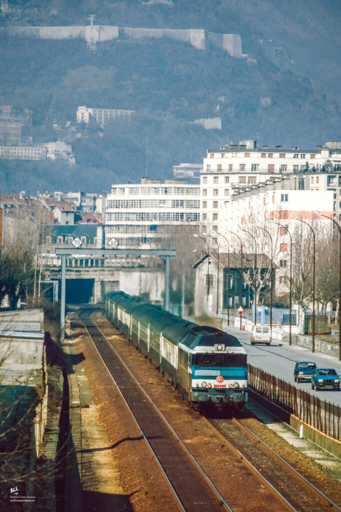 Exp 5655/4 Valence - Genève à Grenoble (38) CC72021, le 21 février 1985 Photo : Renaud CORNU-EMIEUX