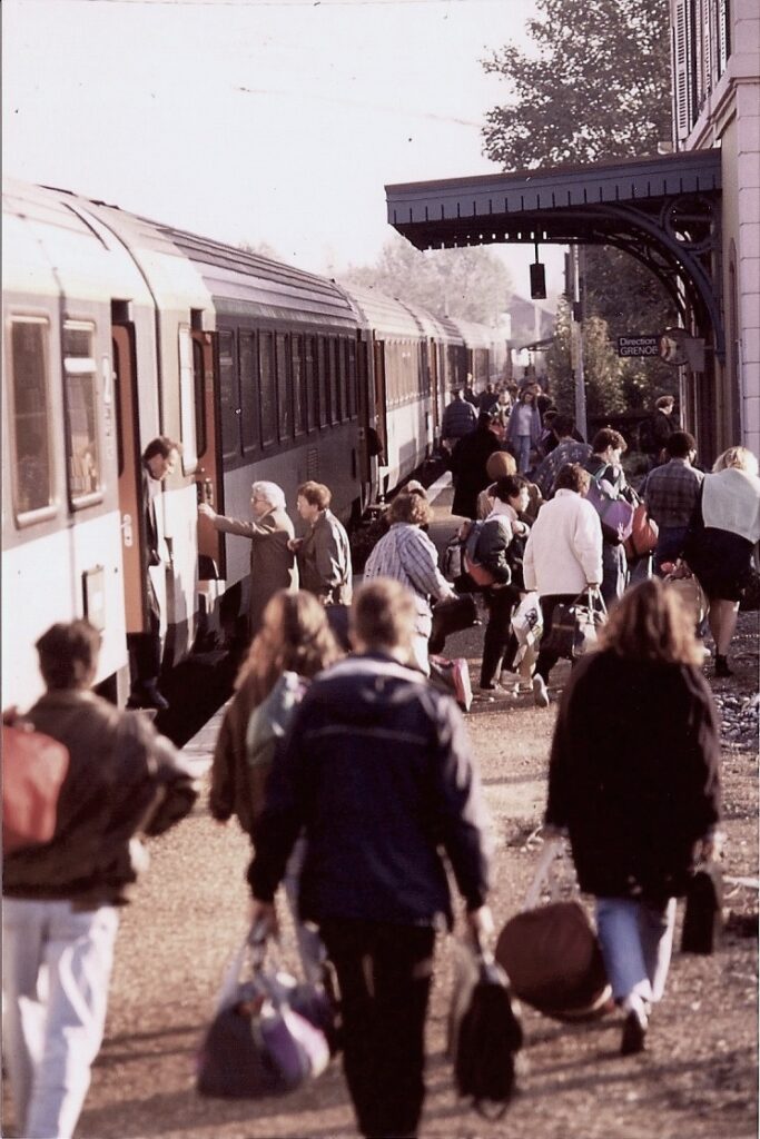 Arrivée du 5644 Genève - Grenoble - Marseille à Gières le 25 septembre 1988 Photo William LACHENAL