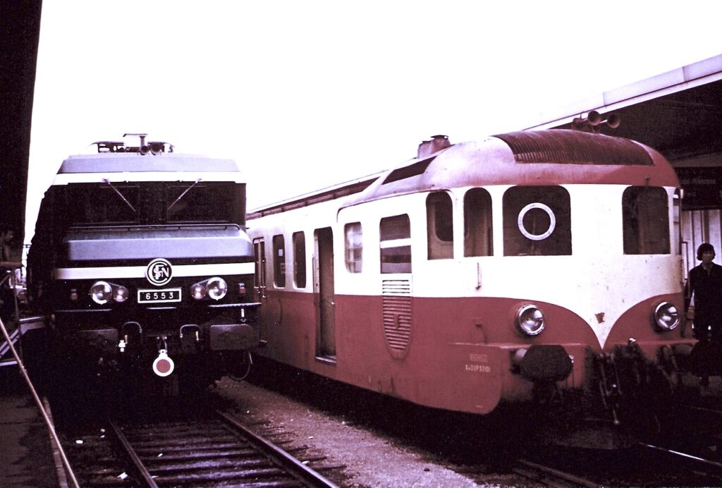 CC 6553 et X 52101 en gare de Grenoble le 13 mai 1972 Photo William LACHENAL