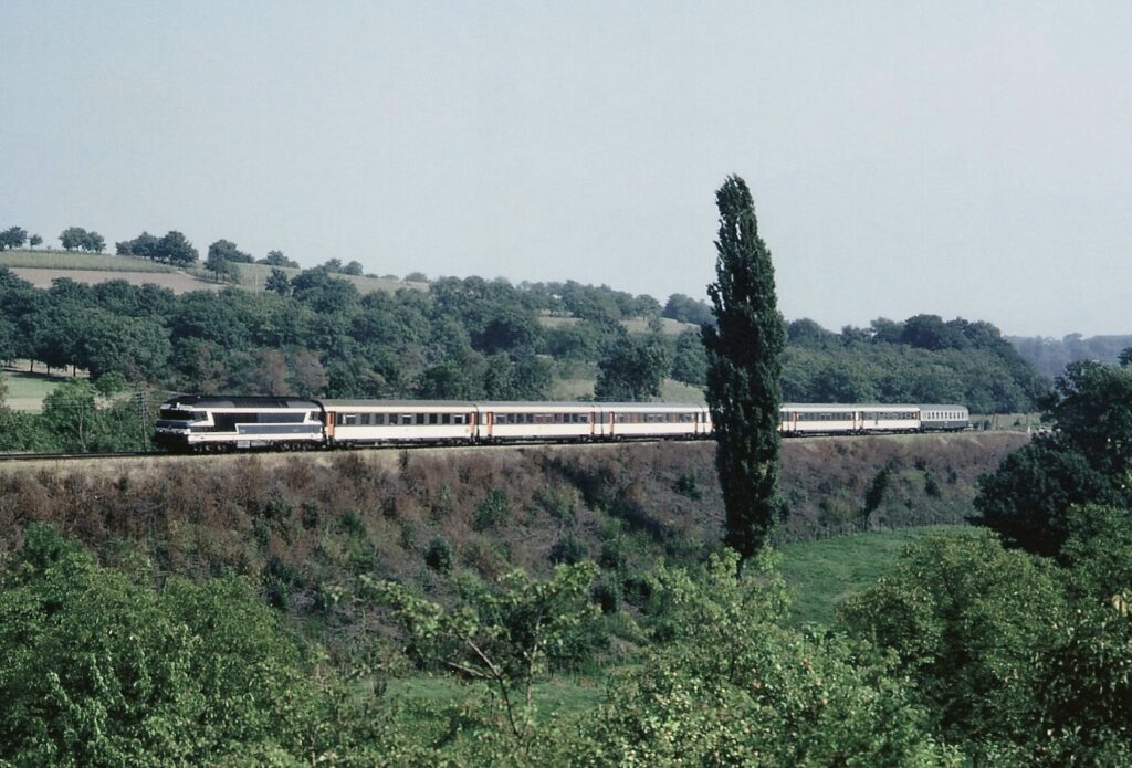CC 72000 tractant un Grenoble - Lyon à Réaumont en octobre 1979 Photo William LACHENAL