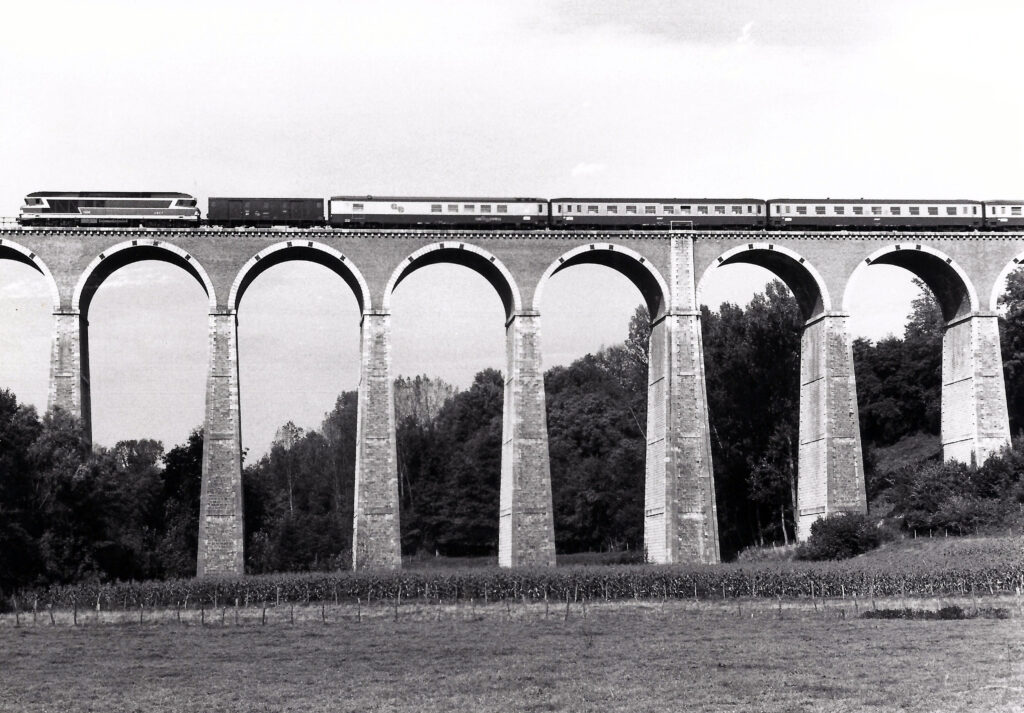 CC 72000 tracte un Grenoble-Paris avec Grill Express sur le viaduc de Rives en juin 1972 Photo William LACHENAL