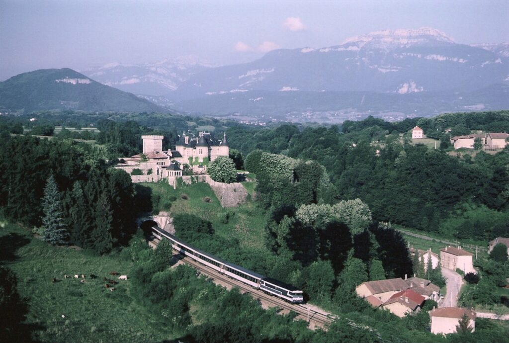 CC 72000 tractant un Grenoble - Paris et le château de Réaumont le 29 juin 1984 Photo William LACHENAL