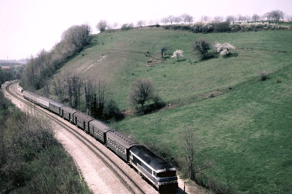 CC 72000 avec Lyon - Grenoble vue depuis le château de Réaumont côté Ouest (Rives) le 23 avril 1984 Photo William LACHENAL