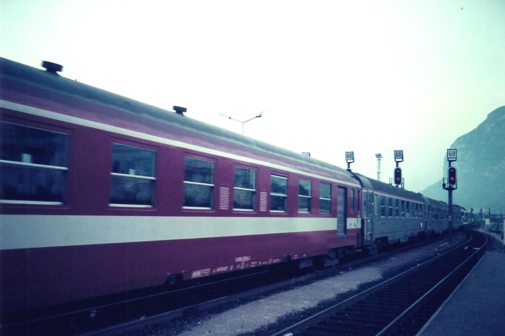 CC 72013 en tête d'un Grenoble - Paris à Grenoble en juin 1971 Photo William LACHENAL