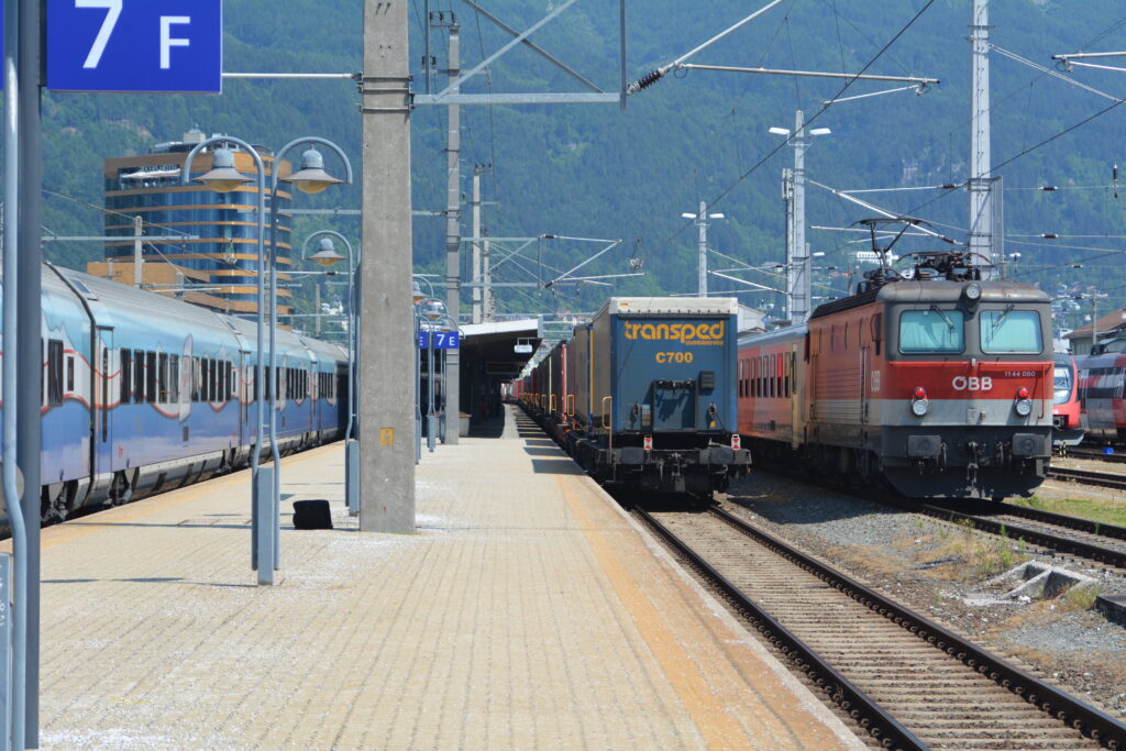 Trains de conteneurs en gare d'Innsbruck-Hbf le 12 juin 2015 Photo William LACHENAL