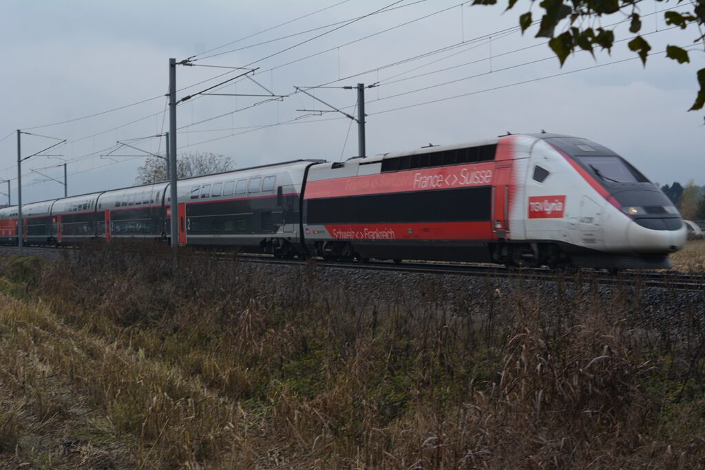 TGV n° 4721 Grenoble - Paris assurée par une rame TGV Duplex Lyria à Gières le 17 novembre 2019 Photo William LACHENAL