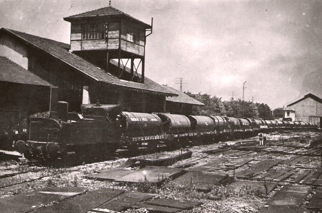 Dans les années 1900, locomotive à vapeur à queue d'hirondelle de la Cie du Dauphiné aux Ets Bouchayer & Viallet à Grenoble Collection William LACHENAL