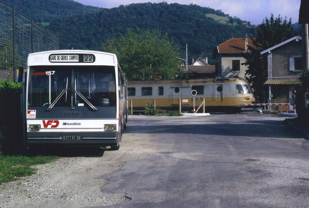 Gières Campus, PN 12 en 1982, autobus en correspondance Photo William LACHENAL