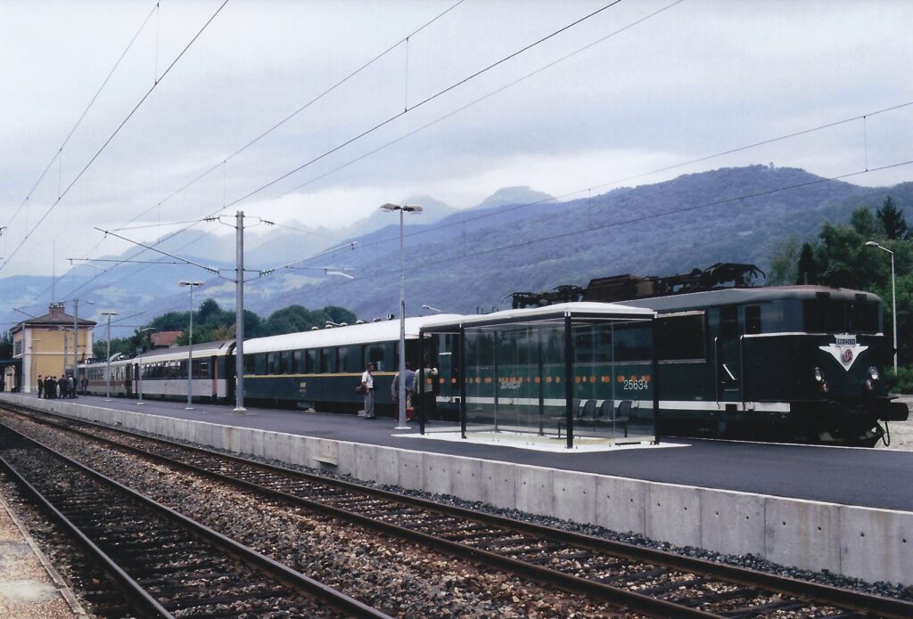 Gières électrification avec la rame d'essais emmenée par la BB 23634 le 02 septembre 1992 Photo William LACHENAL