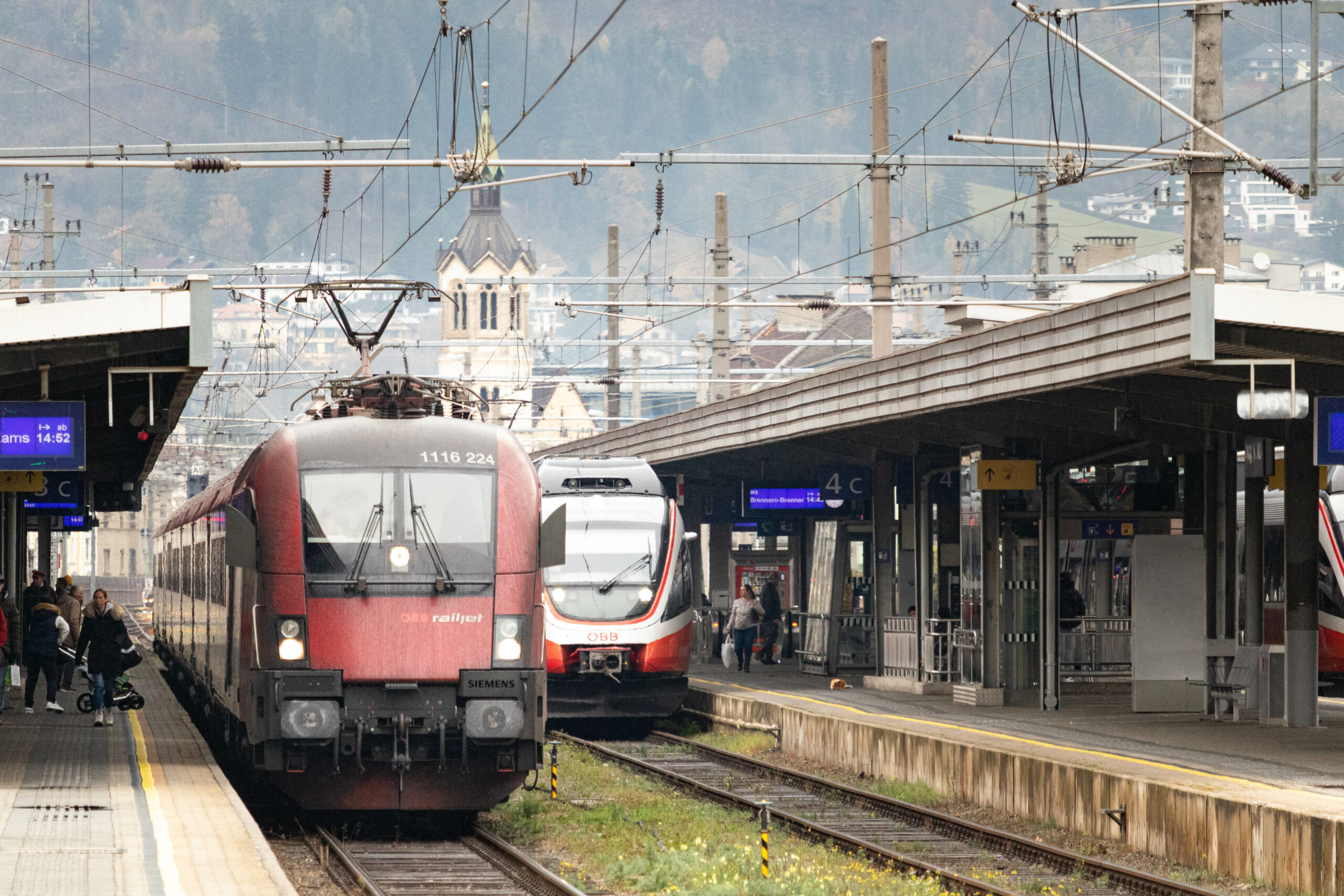 A gauche : Railjet 860 Wien - Bregenz (Loc EuroSprinter « Taurus » série 1116 Siemens) A droite : S3 Innsbruck Hbf - Brennero / Brenner à Innsbruck Hbf, le 13 novembre 2023 Photo : Renaud CORNU-EMIEUX