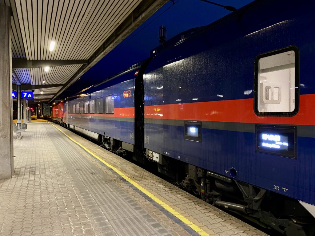 NJ 420/10420 Innsbruck Hbf - Amsterdam C./Hamburg Hbf Altona à Innsbruck Hbf, le 19 avril 2024 Photo : Renaud CORNU-EMIEUX