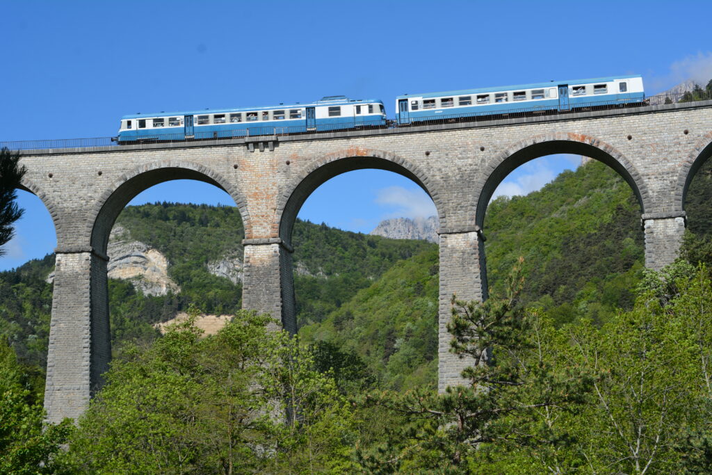 L'X 2819 + XRADP 6091 sur le viaduc de l'Orbanne près de Clelles le 15 mai 2016 Photo William LACHENAL