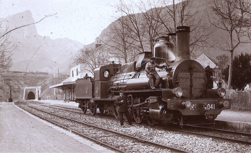 La locomotive à vapeur n° 4041 du PLM du type 040 en gare de Clelles-Mens - Collection William LACHENAL