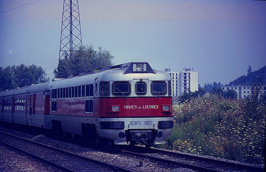 Le TEE Catalan-Talgo Barcelone - Genève passe à Saint-Martin-d'Hères vers Grenoble en juin 1970 Photo Paul PRADES