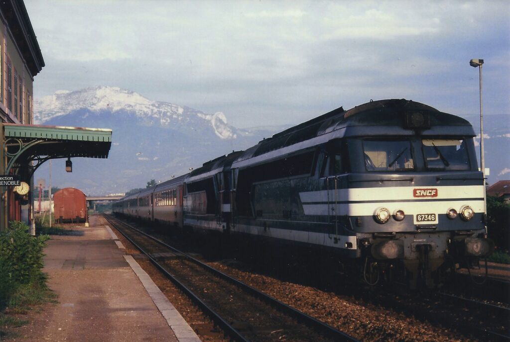 Le train 5651/0 Grenoble - Genève avec sa rame CFF dessert la gare de Gières en août 1991 Photo William LACHENAL