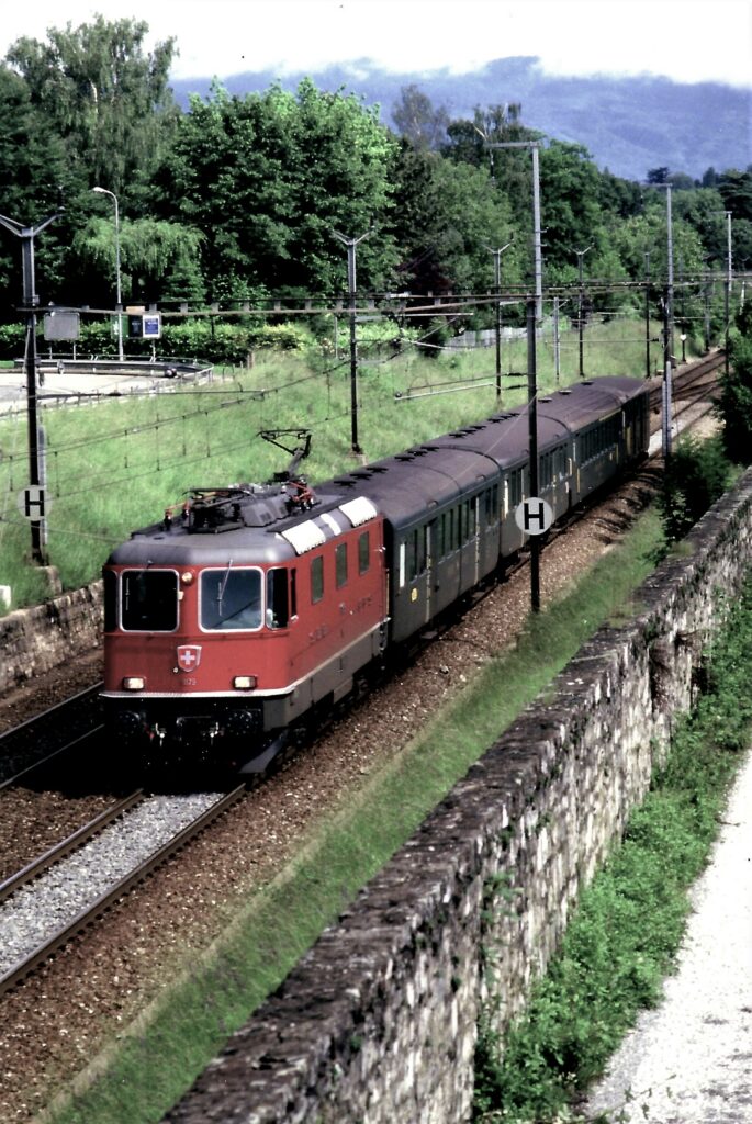 Re 4-4 II n° 11119 à Chambésy avec omnibus Nyon - Genève en septembre 1991 Photo William LACHENAL
