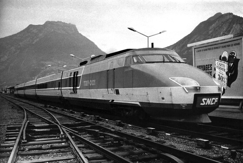 TGV 001 en gare de Grenoble le 09 janvier 1974 sous des trombes d'eau Photo William LACHENAL