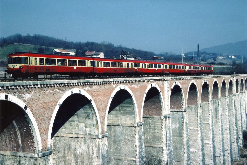 X 4500 en UM3 Grenoble - Lyon sur le viaduc de Rives en juin 1972 Photo William LACHENAL